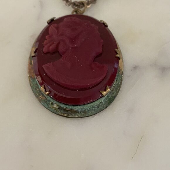 Vintage Red Molded Glass Cameo Golden Frame Patina Necklace Pendant - Picture 5 of 8